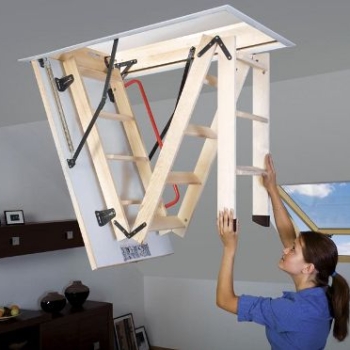 Zoldertrap met houten ladder