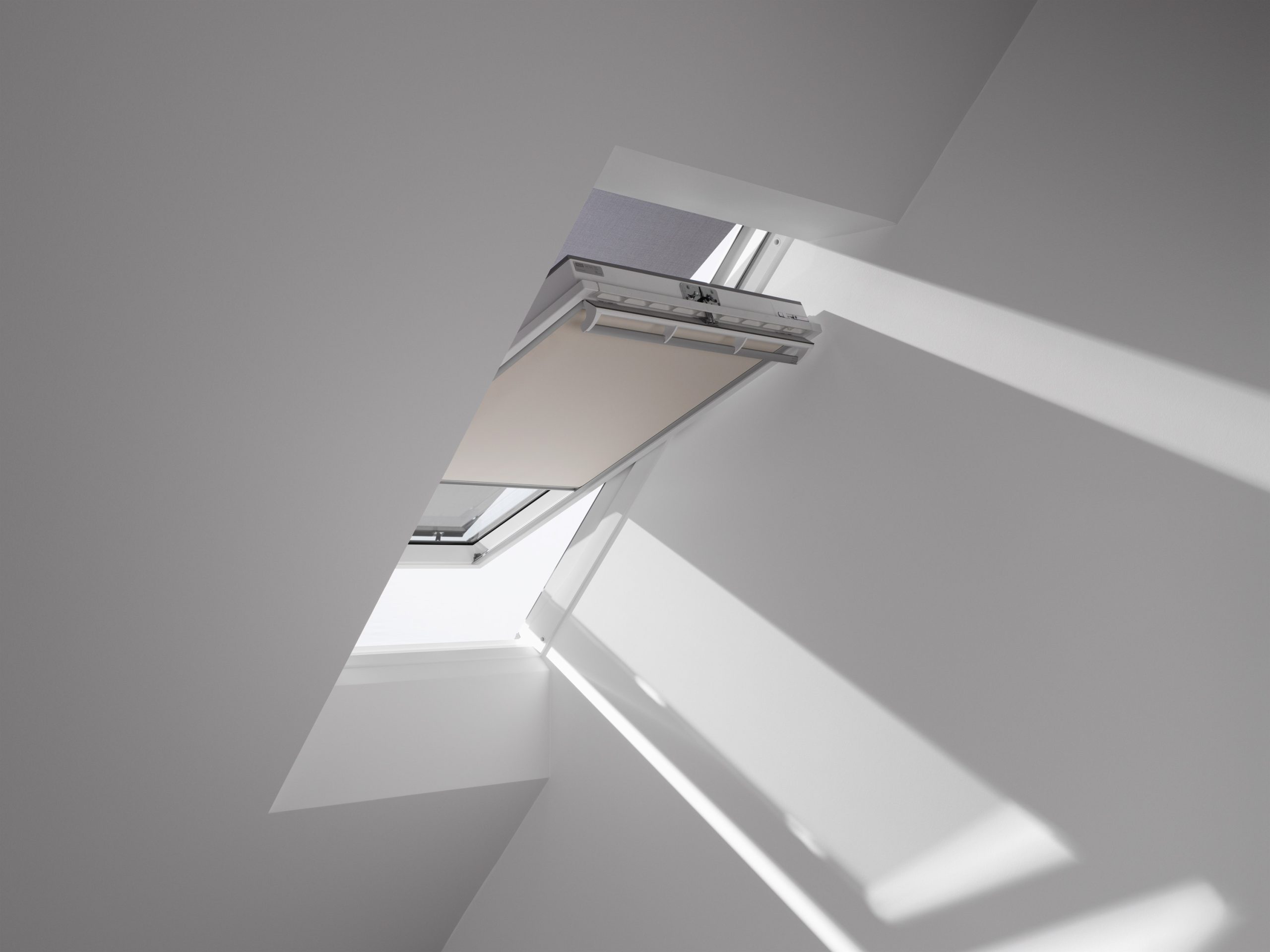 Verduisterend rolgordijn DKL en Zonwerend screen MHL = DOP